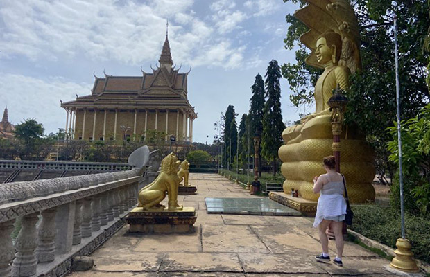 Oudong Mountain and Koh Chen Island Tour from Phnom Penh City