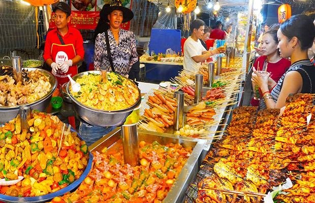 Phnom Penh Evening Food & Drinks with Tuk Tuk Tour