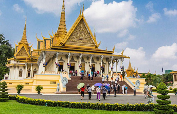 Phnom Penh Evening Food & Drinks with Tuk Tuk Tour