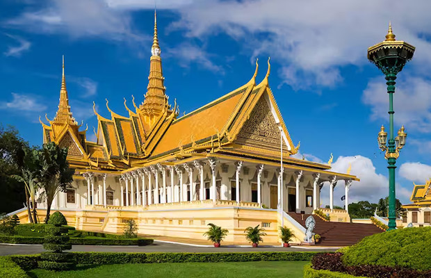 Phnom Penh Evening Food & Drinks with Tuk Tuk Tour
