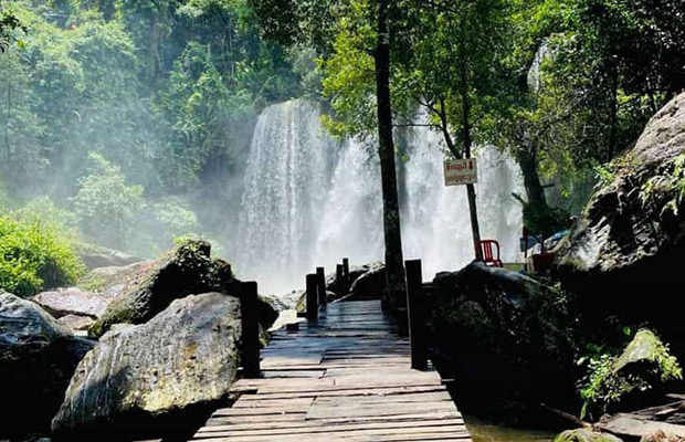 Siem Reap: Kulen Waterfall and Banteay Srei Temple Tour